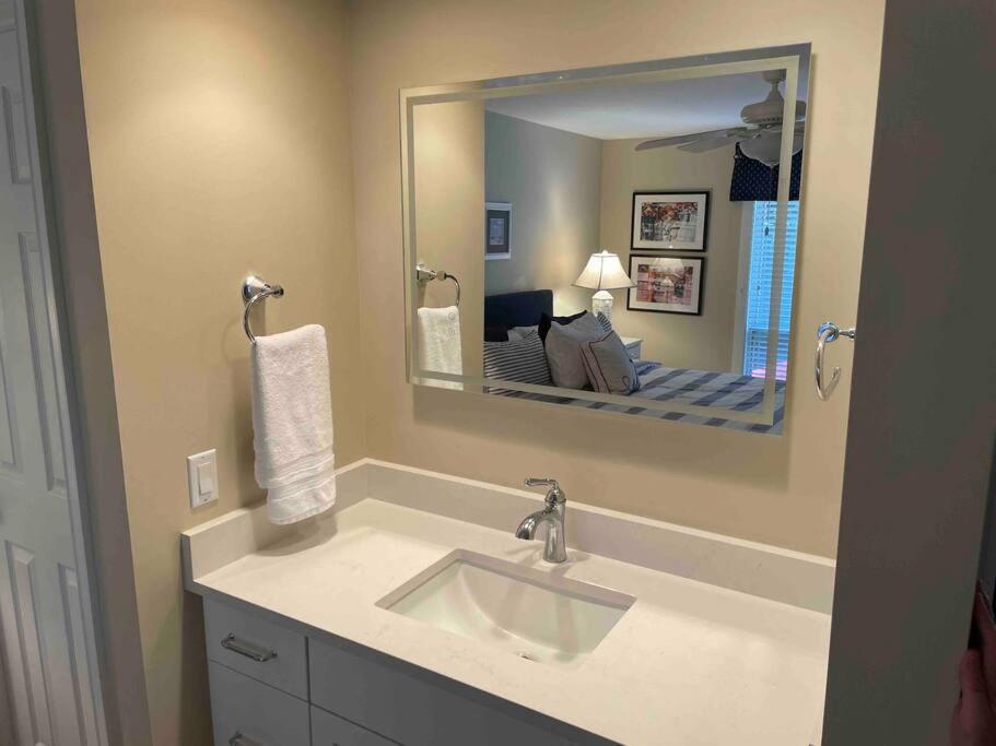 In The Heart Of Harbour Town 2Br 2Ba Pool Access Close To Beach Hilton Head Island Dış mekan fotoğraf